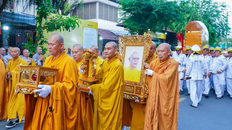 Môn đồ pháp quyến cung thỉnh di ảnh, linh mô, y bát, kim quan Trưởng lão Hòa thượng Thích Từ Thông về chùa Thanh Sơn (P.Long Bình) nhập bảo tháp