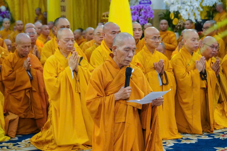 Thượng tọa Thích Giác Trí đọc lời cảm tạ của Ban Tổ chức trong Lễ tang Trưởng lão Hòa thượng Thích Từ Thông