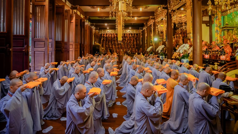 Hội đồng Thập sư trang nghiêm đăng đàn truyền giới Sa-di cho giới tử Tăng tại giới trường chùa Minh Thành - Ảnh: Nguyện Truyền/BGN