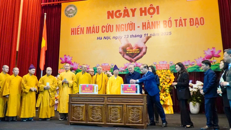 Chư tôn đức, đại biểu và Phật tử hiện diện tại ngày hội "Hiến máu cứu người - Hành Bồ-tát đạo" ủng hộ đồng bào miền Trung đang chịu ảnh hưởng nặng nề do bão lũ