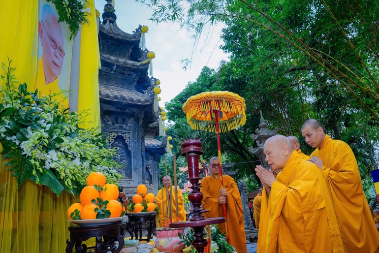 Trưởng lão Hòa thượng Thích Thiện Nhơn hữu nhiễu bảo tháp Trưởng lão Hòa thượng Thích Từ Thông (1928-2025) 