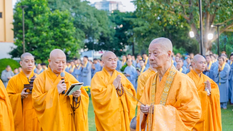 Lễ vía Đức Phật A Di Đà tại chùa Huê Nghiêm với sự chứng minh của Đại lão Hòa thượng Thích Trí Quảng và đông đảo Phật tử Đạo tràng Pháp Hoa tham dự