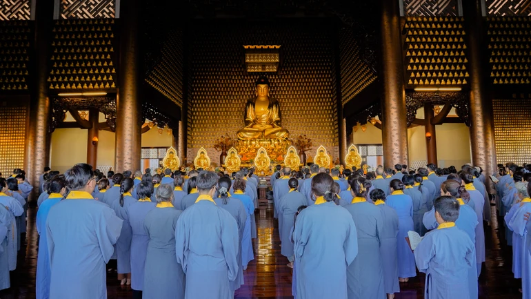 Trang nghiêm đạo tràng tại chánh điện chùa Huê Nghiêm