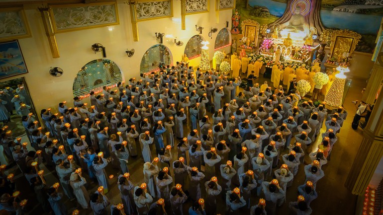 Trang nghiêm dâng đăng cúng dường Đức Phật A Di Đà tại chánh điện chùa Vạn Đức - TP.HCM