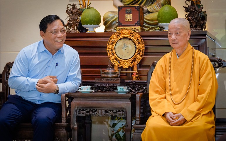 Đức Pháp chủ GHPGVN và Thứ trưởng Bộ Dân tộc và Tôn giáo Nguyễn Hải Trung - Ảnh: Nguyện Truyền/BGN