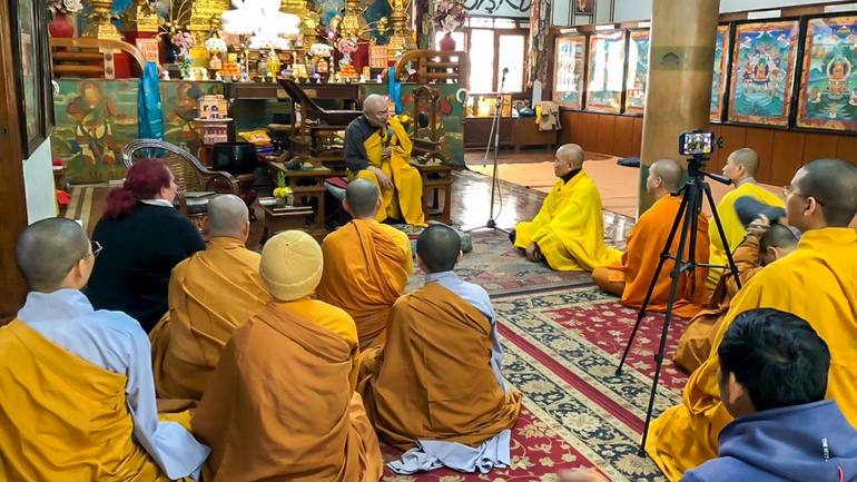 Hòa thượng Gyomyo Nakamura chia sẻ cùng Tăng Ni nghiên cứu sinh Việt Nam về những cột mốc lịch sử trong mối giao hảo giữa Phật giáo Việt Nam và Nhật Bản