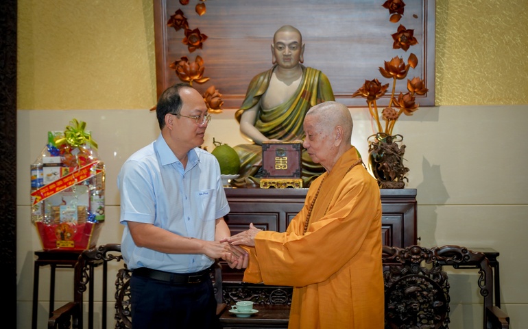 Đức Pháp chủ tiếp thân mật Bí thư Tỉnh ủy Cà Mau Nguyễn Hồ Hải chùa Huê Nghiêm - Ảnh: Nguyện Truyền/BGN