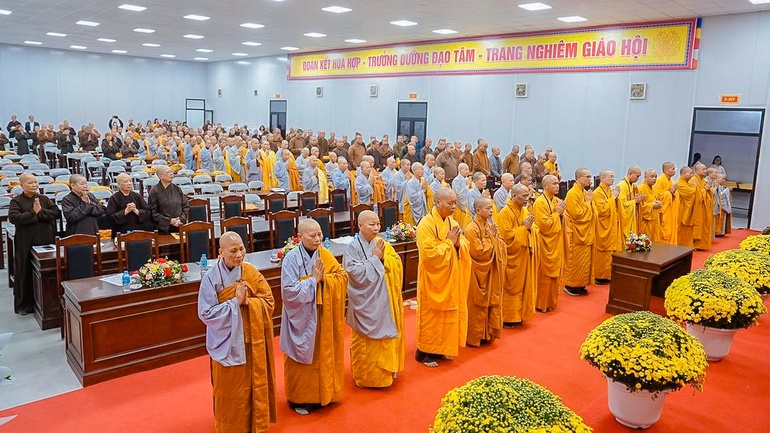 Chư Tăng Ni tại Hà Nội đón nhận Giáo chỉ tấn phong giáo phẩm của Ban Thường trực Hội đồng Chứng minh