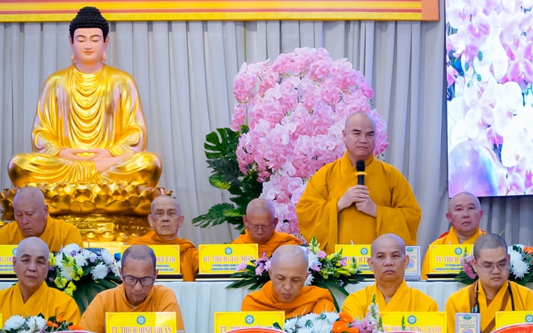 Thượng tọa Thích Tĩnh Triệt, Trưởng ban Trị sự GHPGVN tỉnh Đồng Tháp phát biểu tại hội nghị