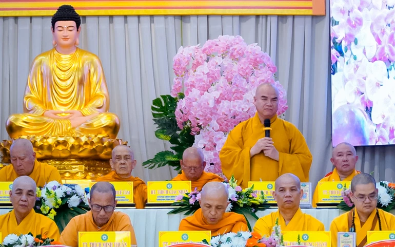 Thượng tọa Thích Tĩnh Triệt, Trưởng ban Trị sự GHPGVN tỉnh Đồng Tháp phát biểu tại hội nghị