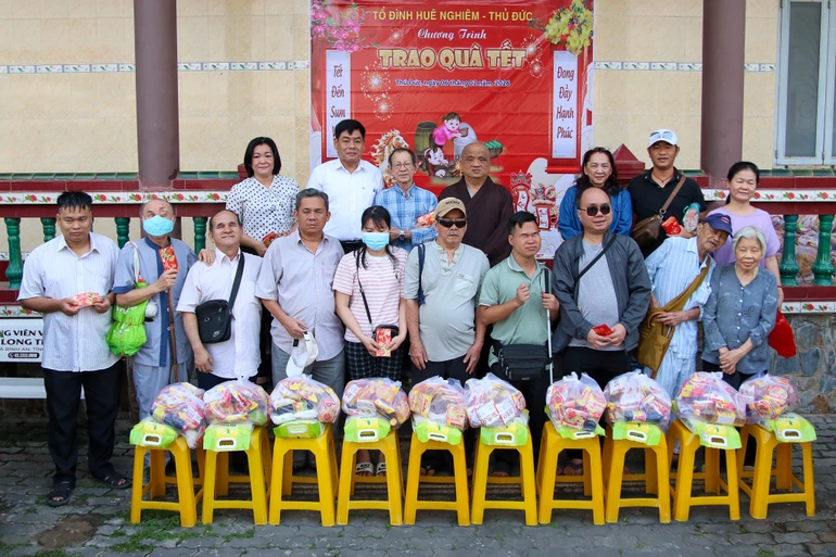 Người dân có hoàn cảnh khó khăn nhận quà Tết tại chùa Huê Nghiêm