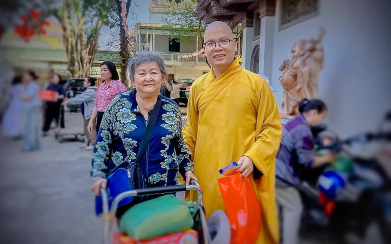 Thượng tọa Thích Minh Đạo, trụ trì chùa Nam Thiên Nhất Trụ trao quà Tết san sẻ yêu thương đến người khó khăn