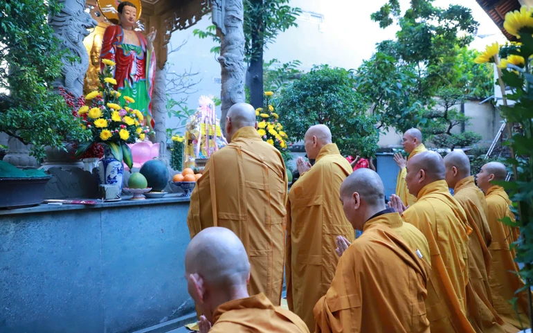 Trưởng lão Hòa thượng Chủ tịch Hội đồng Trị sự, vị lãnh đạo đương nhiệm của Giáo hội thành kính đảnh lễ trước bảo tháp Đại lão Hòa thượng Thích Trí Thủ, Đệ nhất Chủ tịch Hội đồng Trị sự tại Quảng Hương Già Lam - Ảnh: Trung Thắng