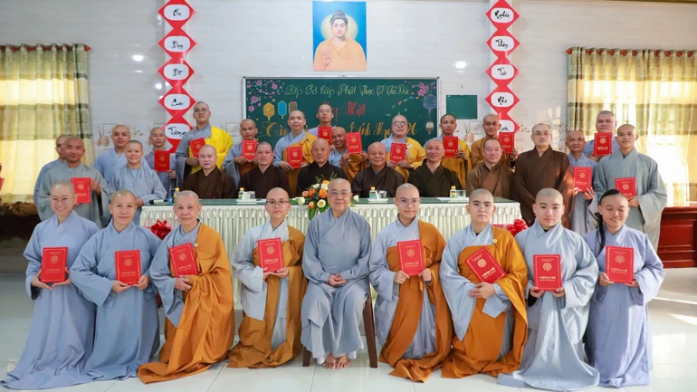 Tăng Ni sinh khóa II Lớp Sơ cấp Phật học Thủ Đức nhận chứng chỉ tốt nghiệp 