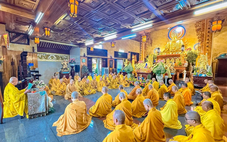 Trang nghiêm khóa lễ Bố-tát tại chánh điện tu viện Phước Minh (P.Linh Xuân, TP.HCM)