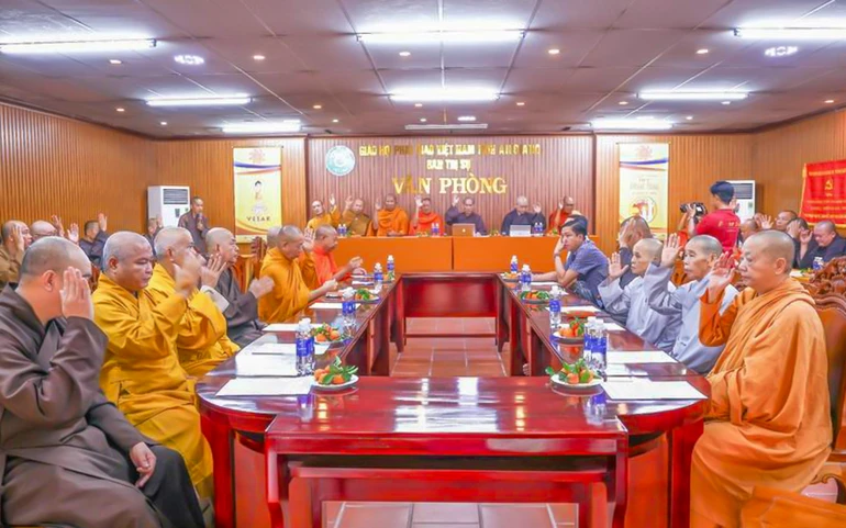 Chư tôn đức Ban Thường trực Ban Trị sự GHPGVN tỉnh An Giang biểu quyết thống nhất nhiều nội dung quan trọng tại phiên họp