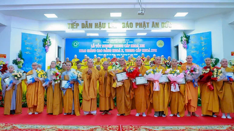 Ban Giám hiệu Trường Trung cấp Phật học TP.HCM trao Giấy khen phần thưởng đến các Tăng Ni sinh có thành tích xuất sắc trong học tập - Ảnh: Trung Thắng/BGN