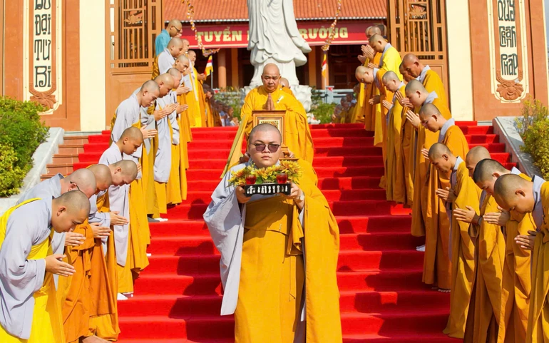 Trang nghiêm cung nghinh giới bổn từ tổ đình Phi Lai đến các điểm truyền giới - Ảnh: Gia Tư/BGN