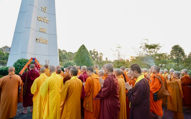 Ban Thường trực Ban Trị sự, Ban Tổ chức Đại hội đại biểu Phật giáo tỉnh Đồng Nai lần thứ I trang nghiêm dâng hương tưởng niệm tại Nghĩa trang Liệt sĩ tỉnh - Ảnh: Nguyện Truyền/BGN
