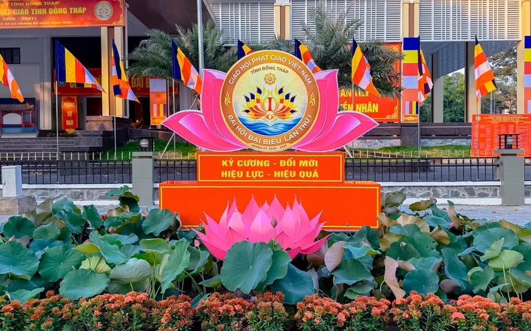 Biểu tượng chào mừng Đại hội đại biểu Phật giáo tỉnh Đồng Tháp lần thứ I, nhiệm kỳ 2026-2031 được thiết trí trước khuôn viên hội trường Bông Sen