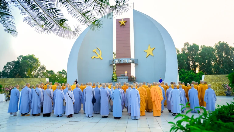 Ban Thường trực Ban Trị sự, Ban Tổ chức Đại hội, chư Tăng Ni đại biểu trang nghiêm dâng hương tưởng niệm tại Nghĩa trang Liệt sĩ tỉnh