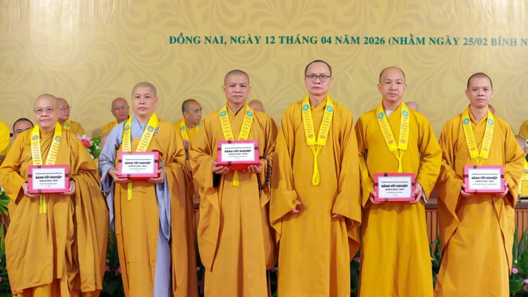 Đại đức Thích Đạt Ma Quang Tuệ, Hiệu trưởng Trường Trung cấp Phật học tỉnh Đồng Nai trao Bằng tốt nghiệp của 5 cơ sở trực thuộc đến đại diện Ban Quản lý các cơ sở