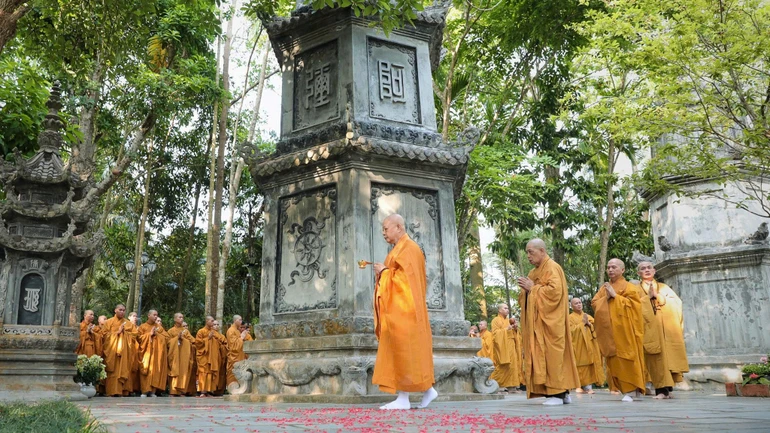 Nghi thức nhiễu tháp Tổ sư Liễu Ngọc tại khuôn viên vườn tháp tổ đình Hội Phước