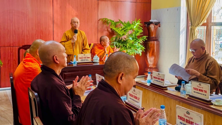 Thượng tọa Thích Huệ Khai, Ủy viên Thường trực Hội đồng Trị sự, Trưởng ban Trị sự GHPGVN TP.Đồng Nai chủ trì phiên họp