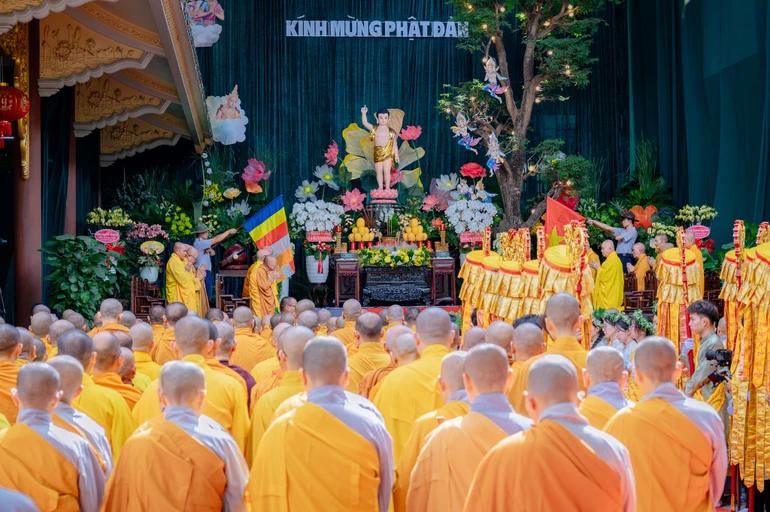 Phật giáo liên phường trang nghiêm tổ chức Đại lễ Phật đản Phật lịch 2570 tại chùa Vạn Đức, P.Tam Bình - Ảnh: Trung Thắng