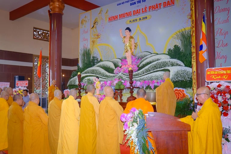 Chư tôn đức cử hành nghi thức tâm linh Phật đản truyền thống