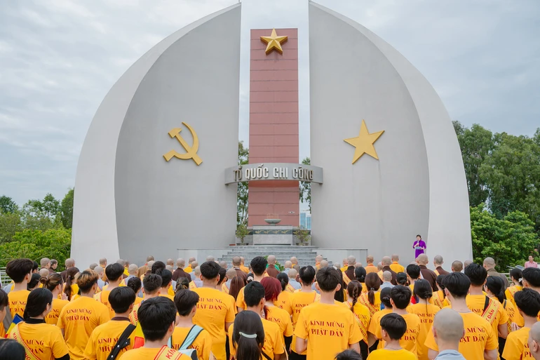 Chư tôn đức và Phật tử thắp hương tưởng niệm anh linh các anh hùng liệt sĩ tại Nghĩa trang Liệt sĩ tỉnh Đồng Tháp (phường Mỹ Trà)