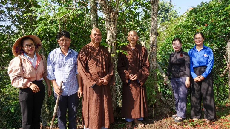 Chư Tăng và đại diện chính quyền xã Tân Nhuận Đông trồng hoa kiểng trên tuyến đường giao thông nông thôn vào khuôn viên chùa Hội Phước