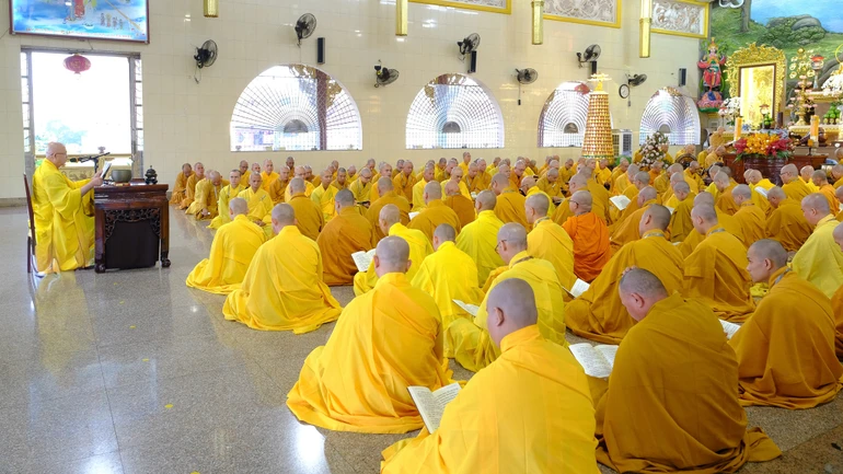 Hòa thượng Thích Hoằng Tri đại vị trùng tuyên giới Tỳ-kheo và Bồ-tát tại trường hạ chùa Vạn Đức (phường Tam Bình)