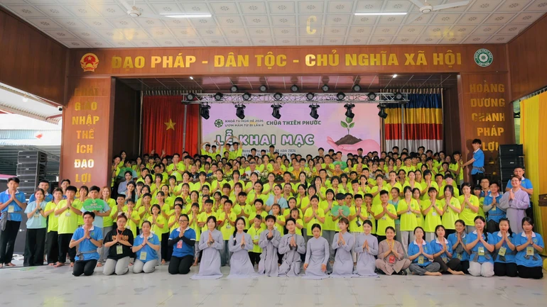 Hơn 240 khóa sinh tham dự khóa tu mùa hè "Ươm mầm từ bi" lần VIII chụp hình lưu niệm cùng chư tôn đức chùa Thiên Phước