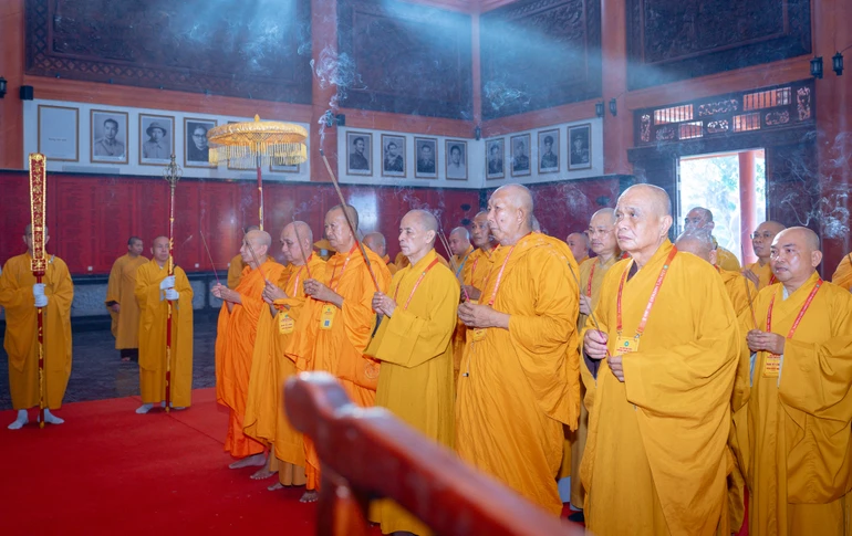 Chư tôn đức dâng hương tưởng niệm chư vị tiền nhân tại đền thờ Người có công của tỉnh An Giang - Ảnh: Nguyện Truyền/BGN