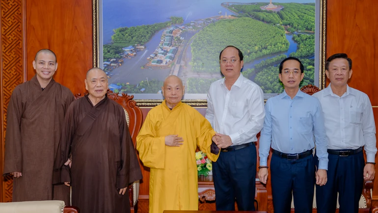 Nhị vị Trưởng lão Hòa thượng cùng Bí thư Tỉnh ủy Nguyễn Hồ Hải tại trụ sở UBND tỉnh Cà Mau - Ảnh: Đăng Huy