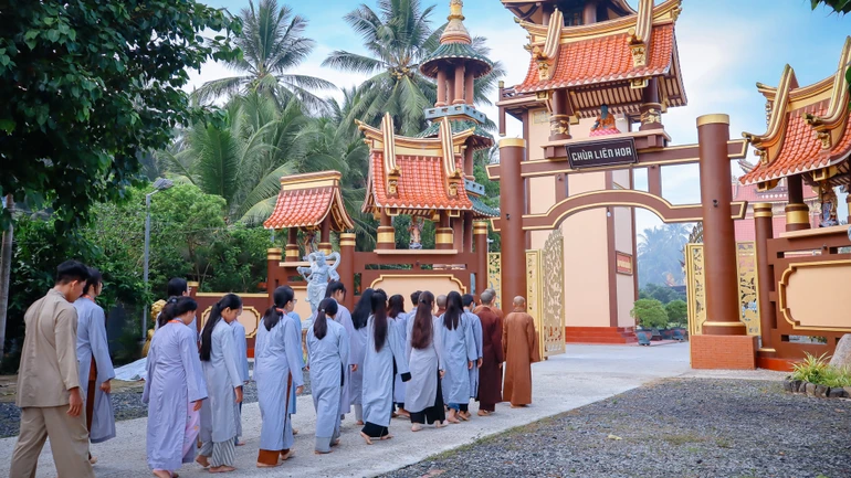 Các bạn trẻ thiền hành mỗi sáng tại khóa tu Thong dong giữa đời 