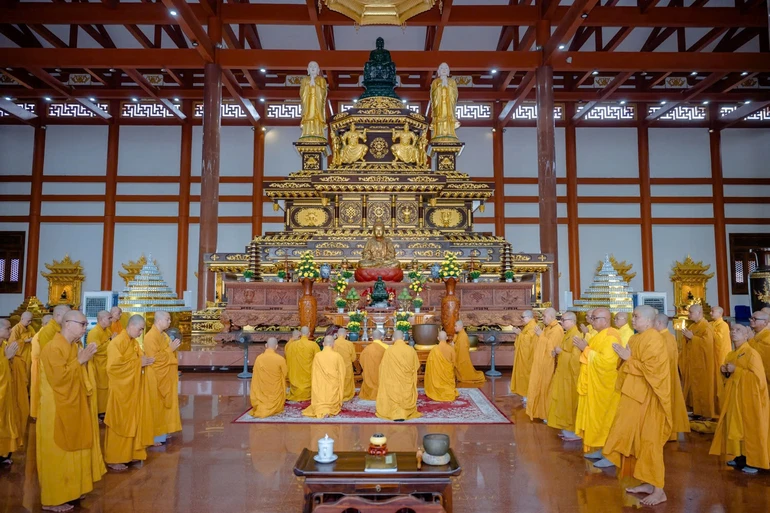 Trang nghiêm khóa lễ