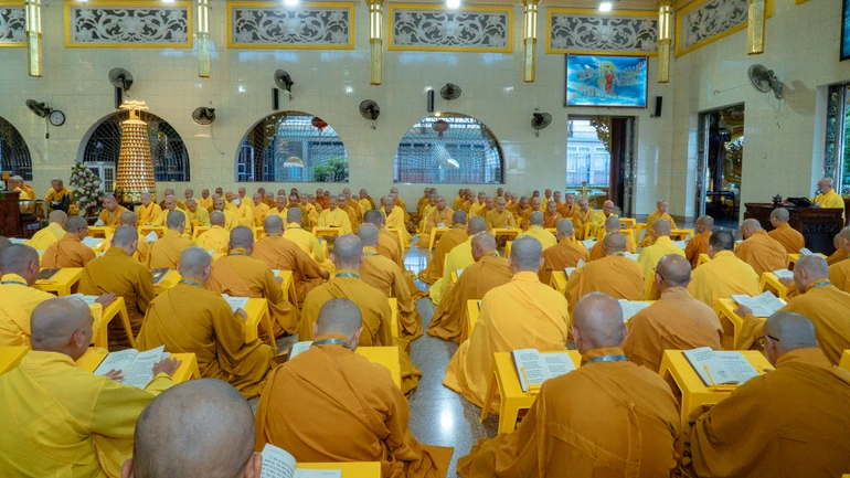 Chư tôn đức tham dự lễ Bố-tát định kỳ theo truyền thống thiền môn