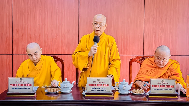 Thượng tọa Thích Huệ Khai, Trưởng ban Trị sự GHPGVN tỉnh Đồng Nai chủ trì phiên họp 