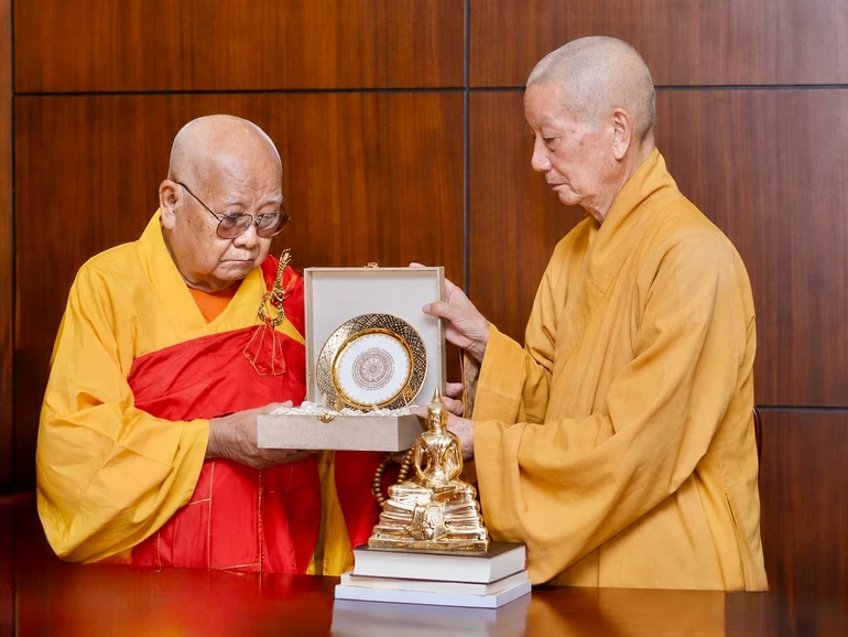 HT.Thích Tịnh Liên và HT.Thích Trí Quảng tặng quà lưu niệm
