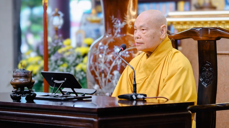 Trưởng lão Hòa thượng Thích Thiện Nhơn sách tấn chư Tăng Ni an cư khu vực phía Đông TP.HCM tại hạ trường tập trung chùa Vạn Đức, vào sáng nay 16-7-2026 - Ảnh: Hạnh Đăng/BGN
