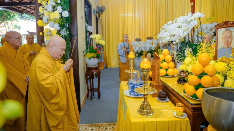 Trưởng lão Hòa thượng Thích Thiện Nhơn thắp hương tưởng niệm Ni trưởng Thích nữ Như Tịnh tại Giác linh đường thiền viện Linh Chiếu - Ảnh: Đăng Huy
