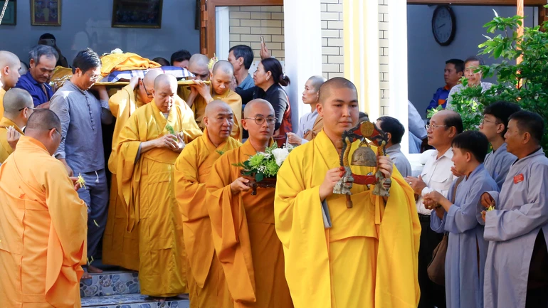 Môn đồ pháp quyến cung thỉnh nhục thân Hòa thượng Thích Phước Lợi đến Giác linh đường nhập kim quan