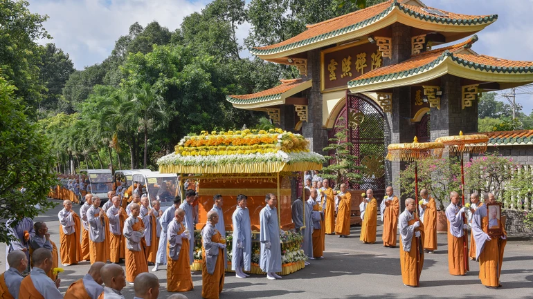 Phụng tống kim quan Ni trưởng Thích nữ Như Tịnh an trí nơi bảo tháp Chân Thể, ngay trong khuôn viên thiền viện Linh Chiếu
