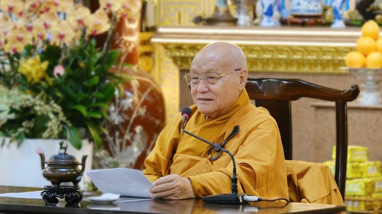 Trưởng lão Hòa thượng Thích Nhật Quang, Ủy viên Thường trực Hội đồng Chứng minh, Trưởng ban Quản trị Thiền phái Trúc Lâm VN thăm, sách tấn chư hành giả an cư trường hạ chùa Vạn Đức (phường Tam Bình, TP.HCM)