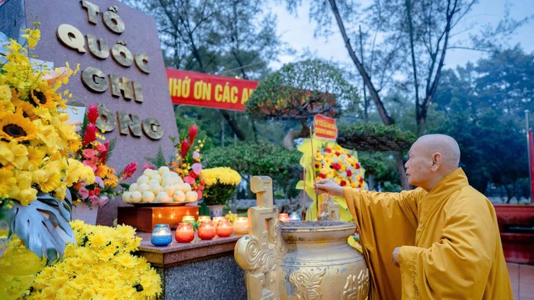 Trưởng lão Hòa thượng Thích Thiện Nhơn dâng hương tưởng niệm anh linh anh hùng liệt sĩ tại Nghĩa trang Liệt sĩ Long Thành 