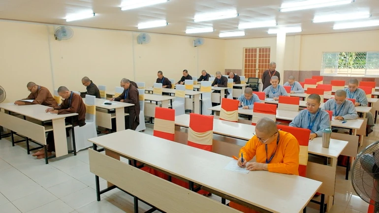 Tăng Ni sinh khóa VI (niên khóa 2022-2026) Trường Trung cấp Phật học tỉnh An Giang thi tốt nghiệp 