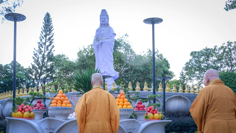 Đại lão Hòa thượng Thích Trí Quảng thân lâm niêm hương, xưng tán danh hiệu và hạnh nguyện của Đức Bồ-tát Quán Thế Âm - Ảnh: Bảo Toàn/BGN