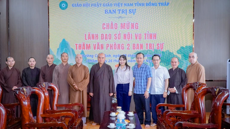 Phái đoàn lãnh đạo Sở Nội vụ tỉnh lưu niệm cùng Ban Thường trực Ban Trị sự GHPGVN tỉnh Đồng Tháp